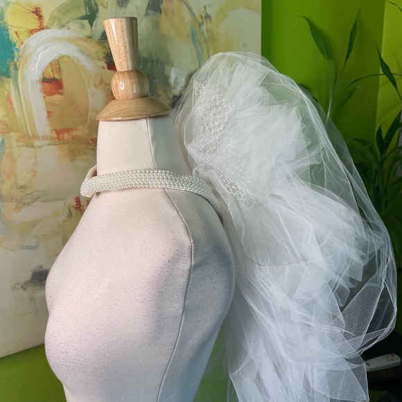 Dresses & Skirts - Stunning v front pearl veil
